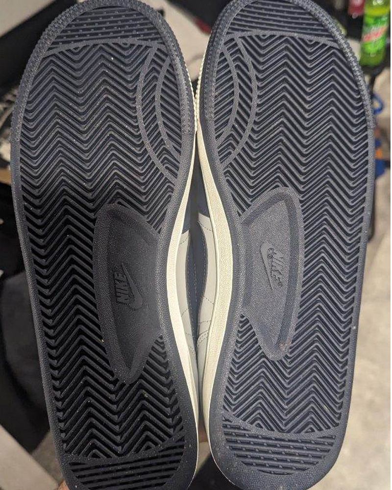 Men's Nike Dunks Georgetown Shoes (Size 11.5M) - Image 4